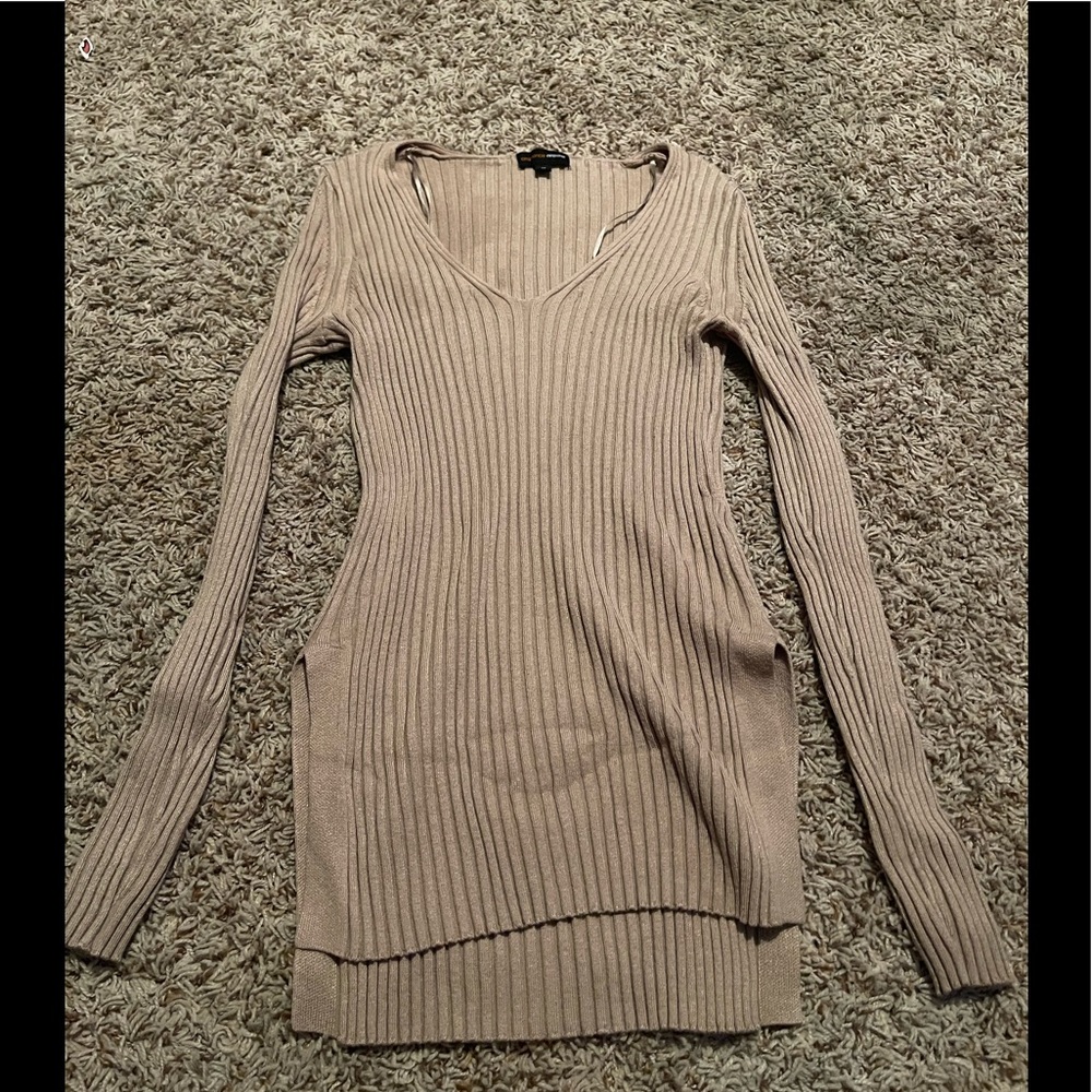 Fashion nova very cute long sleeve, lays perfect on your body and snatched